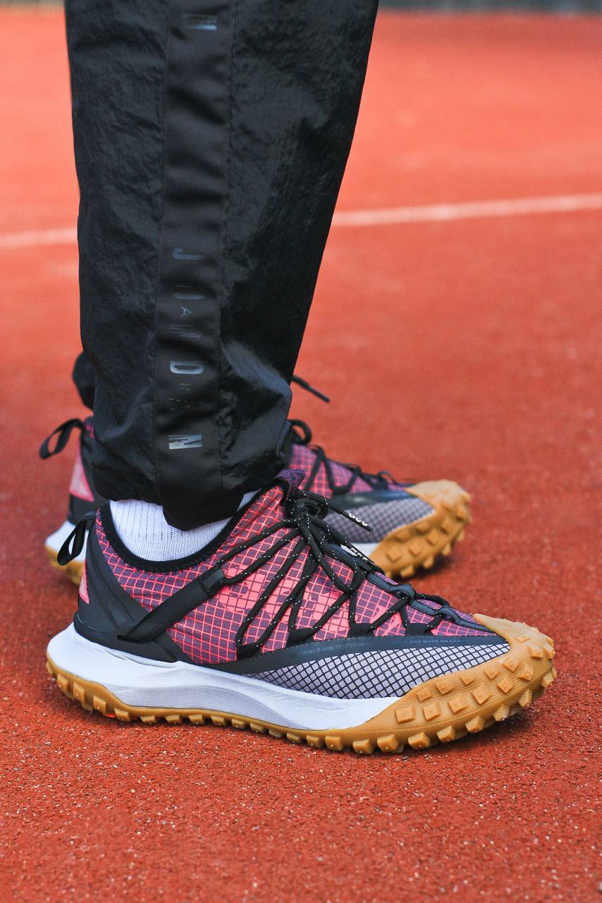 Кросівки Nike ACG Mountain Fly Low Flash Crimson DC9045-500